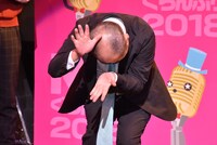 マイルドフラッシュを放つ三浦マイルド。