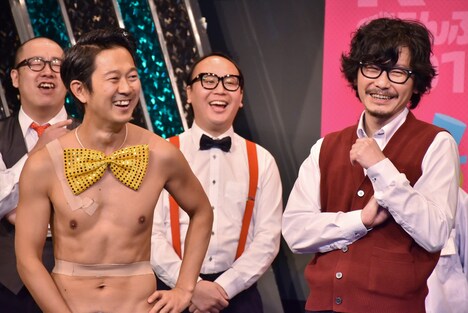 同じ所属事務所の(手前左から)アキラ100%、マツモトクラブ。