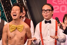 （手前左から）アキラ100%、トレンディエンジェルたかし。