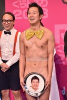 お盆に隠していた関根勤の顔を披露したアキラ100%。