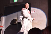 客席後方より細川たかしの「北酒場」を歌いながら登場し、「R-1あるある」を披露する、こぶしたかしことレイザーラモンRG。