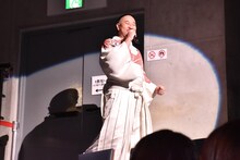 客席後方より細川たかしの「北酒場」を歌いながら登場し、「R-1あるある」を披露する、こぶしたかしことレイザーラモンRG。