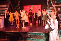 こぶしたかしことレイザーラモンRG（手前右）と、盛り上がる芸人たち。