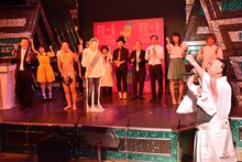 こぶしたかしことレイザーラモンRG（手前右）と、盛り上がる芸人たち。