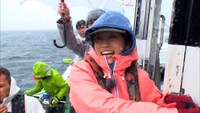 釣りロケに出る前田敦子。(c)テレビ東京