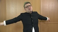 撮影後、感想を語る野性爆弾くっきー。