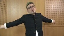 撮影後、感想を語る野性爆弾くっきー。