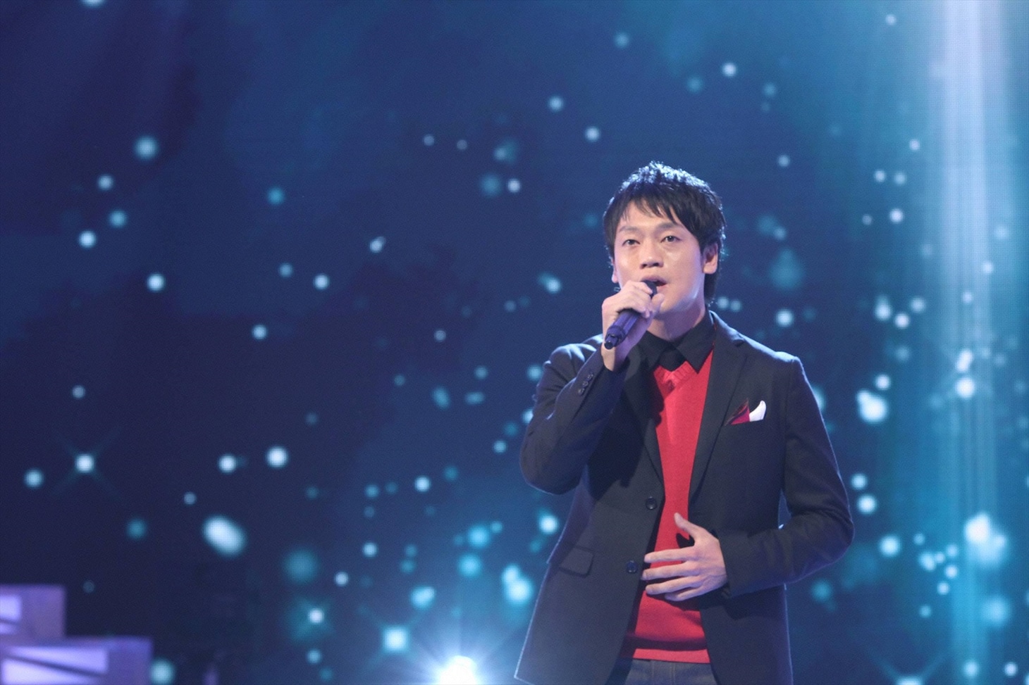 森山直太朗のモノマネをする、おばたのお兄さん。(c)フジテレビ