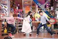 左からフースーヤ・田中ショータイム、中条あやみ、フースーヤ谷口。(c)日本テレビ