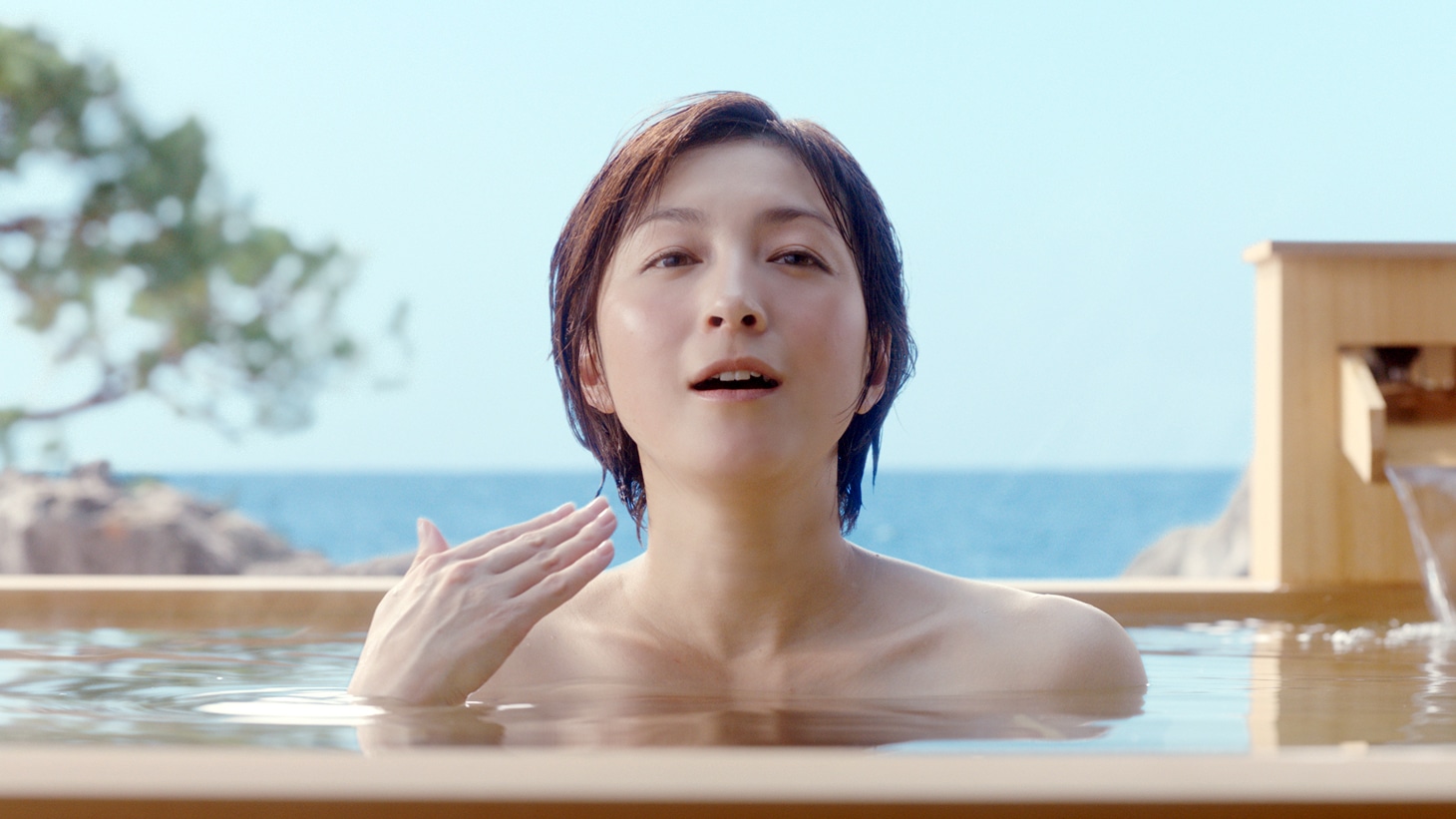 「のんある気分」の新CM「温泉上がりでスッキリ篇」のワンシーン。