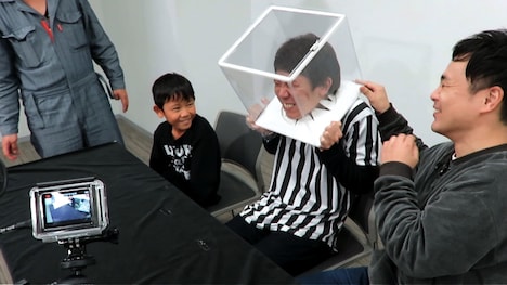 昆虫のにおいを確かめるモンスターエンジン西森（中央）。(c)ABC