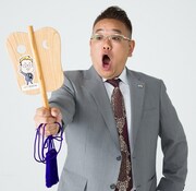 「伊達男 軍配」を持つサンドウィッチマン伊達。