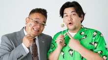 「サンドウィッチマン ペロペロキャンディ」を持つサンドウィッチマン