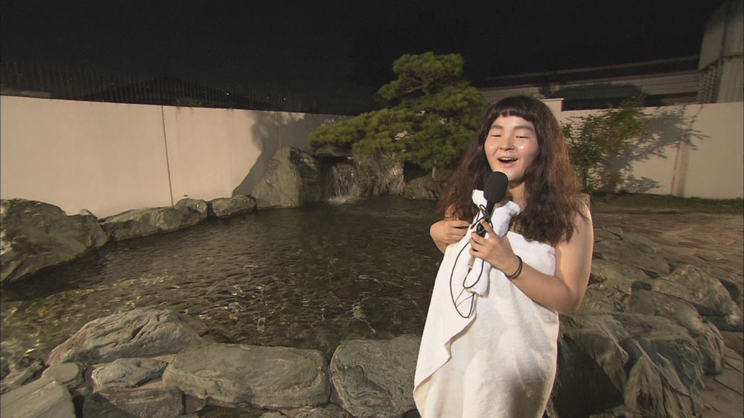 ゆにばーす・はらのお色気リポートのワンシーン。(c)CBC