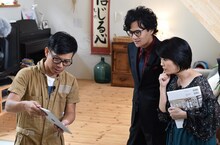 （左から）バッファロー吾郎・竹若、稲垣吾郎、外山惠理アナ。(c)TBS