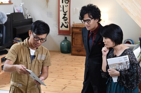 （左から）バッファロー吾郎・竹若、稲垣吾郎、外山惠理アナ。(c)TBS