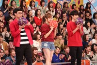 （左から）GAG少年楽団・宮戸、菊地亜美、間宮祥太朗。(c)フジテレビ