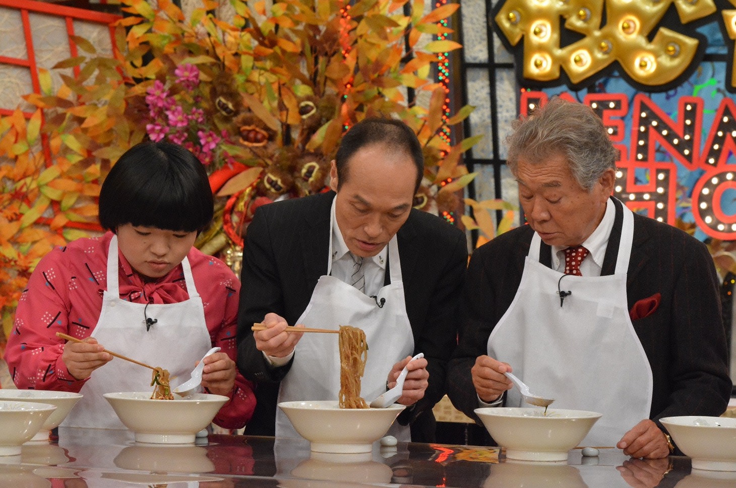 左からおかずクラブ・オカリナ、東国原英夫、みのもんた。(c)読売テレビ