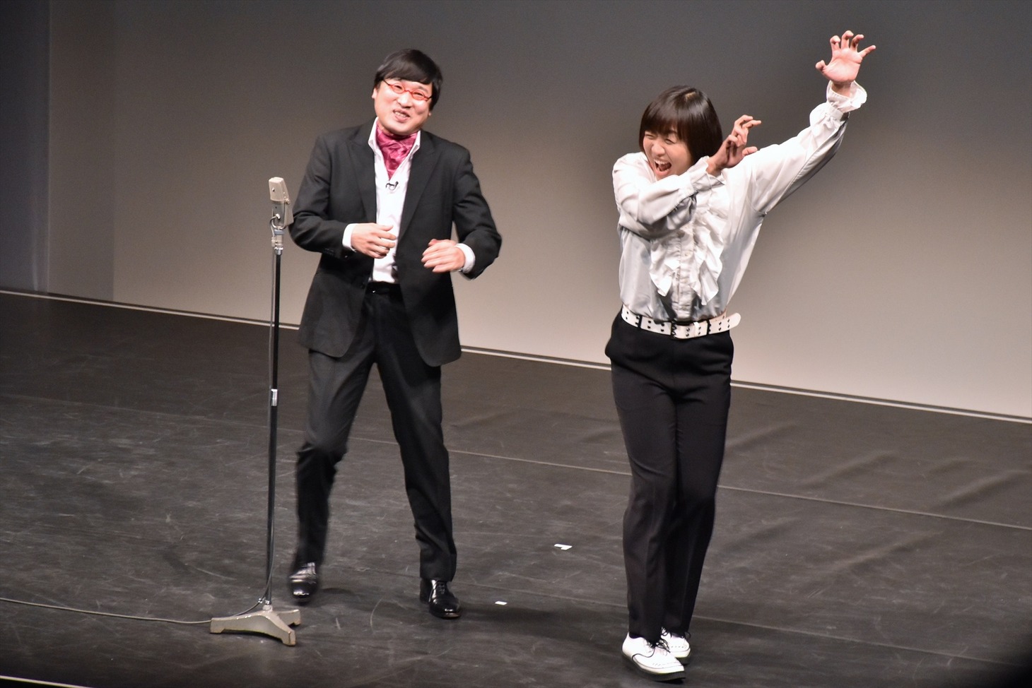 南海キャンディーズ。写真は「他力本願ライブ4」のワンシーン。
