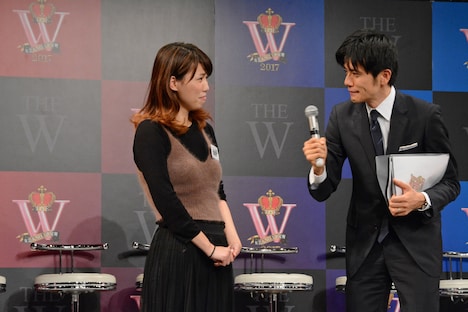 泣く演技をする紺野ぶるま。