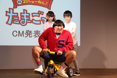 三輪車に乗って登場する上杉みち。