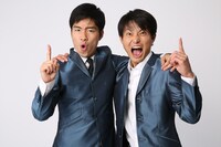 ジャルジャル。左から、後藤、福徳。(c)ABC