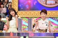 左から藤田ニコル、三田佳子。(c)日本テレビ