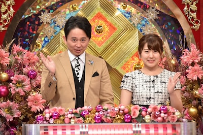 左から有吉弘行、尾崎里紗アナウンサー。(c)日本テレビ