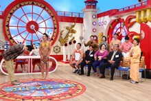 アキラ100%とその母（右端）。(c)関西テレビ