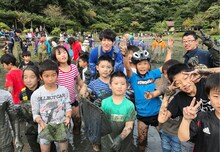光の丘水辺公園の池の水を抜くココリコ田中。(c)テレビ東京