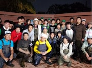 太秦2号公園を訪れた的場浩司(前列左から3人目)。(c)テレビ東京
