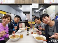 左から伊藤舞アナウンサー、パンクブーブー黒瀬、博多華丸・大吉。