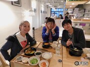 左から山本華世、博多華丸・大吉。