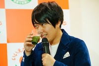 「青汁満菜」に含まれている食材を当てるうしろシティ阿諏訪。