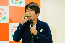 「青汁満菜」に含まれている食材を当てるうしろシティ阿諏訪。