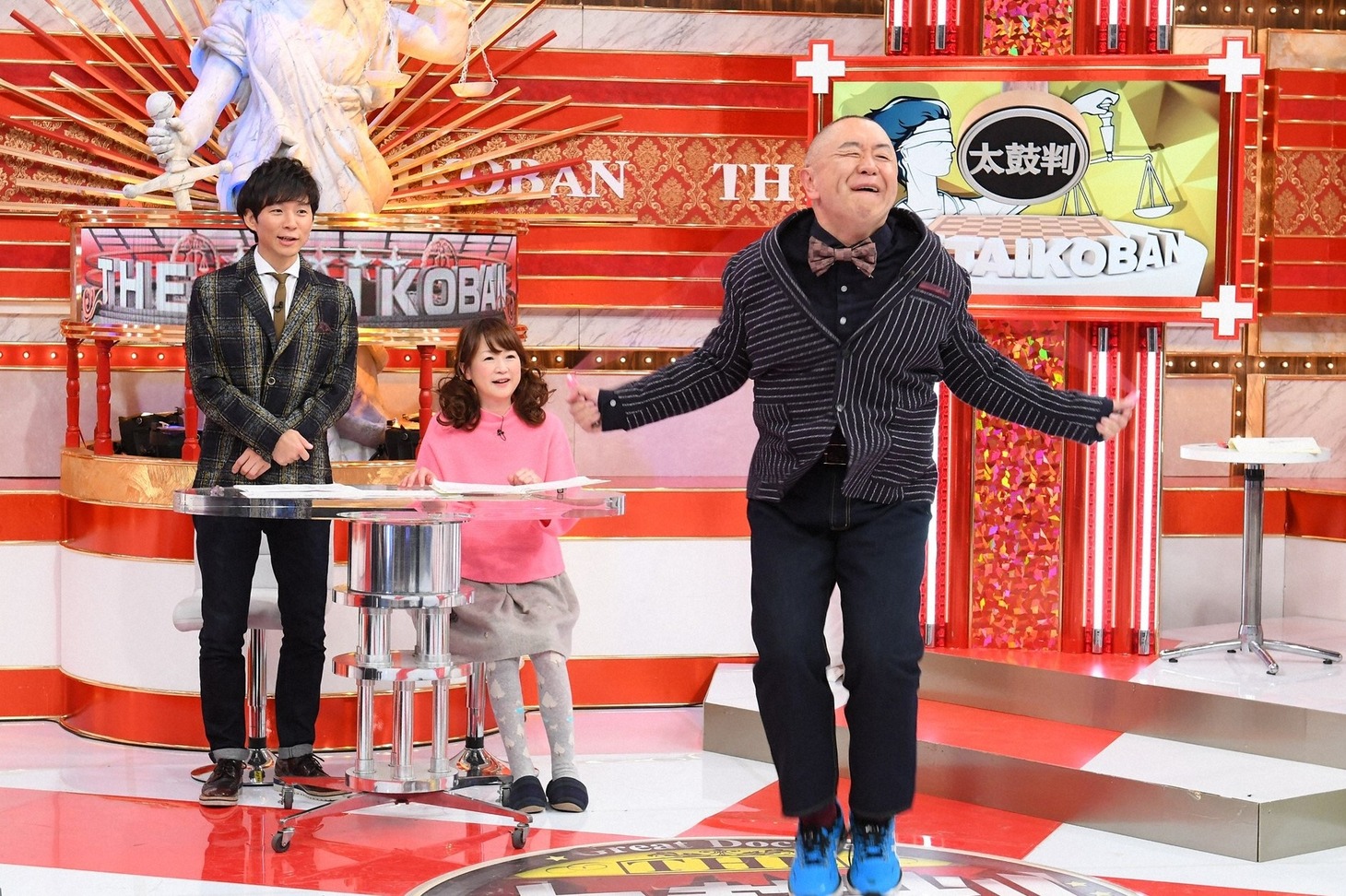 「名医のTHE太鼓判！」で、ビートたけしのモノマネをしながら二重跳びをする松村邦洋。(c)TBS