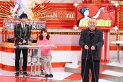 ビートたけしのモノマネをしながら二重跳びをする松村邦洋（右）。(c)TBS