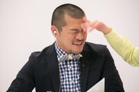 相方カミナリたくみのツッコミを受ける、カミナリまなぶ。(c)中京テレビ