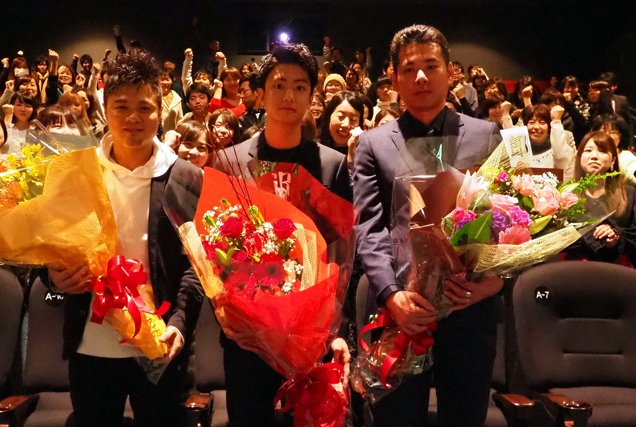左からバッドボーイズ佐田、主演の健太郎、山口義高監督。