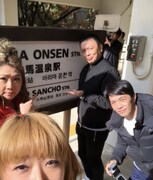 記念撮影をする海原やすよ ともこと中川家。(c)読売テレビ