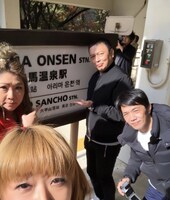 記念撮影をする海原やすよ ともこと中川家。(c)読売テレビ