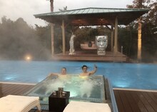 スパを満喫する中川家。(c)読売テレビ