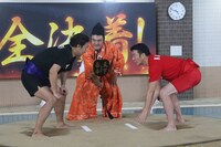 相撲対決に臨む加藤浩次（右）と香取慎吾（左）。(c)フジテレビ