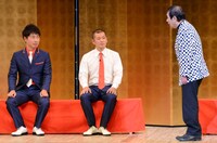 U字工事に言葉をかける青空球児（右）。