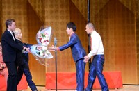 真打ち昇進したU字工事を祝い、浅草キッドが会場に駆けつけた。