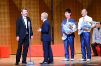 U字工事の真打ち昇進を祝う浅草キッド（左から2人）。