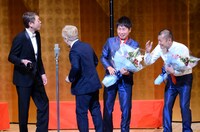 今話題のビール瓶を取り出して沸かせた玉袋筋太郎（左端）。