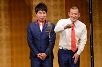 漫才を披露するU字工事。