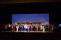 「漫才大会」昼の部エンディングの様子。