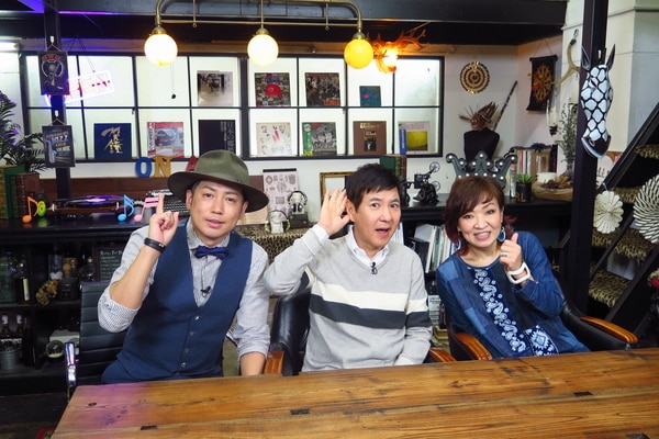 左からイワイガワ井川、関根勤、清水ミチコ。(c)BSフジ